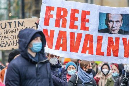 “Может умереть в любой момент”. Почему врачи призывают срочно спасать Навального