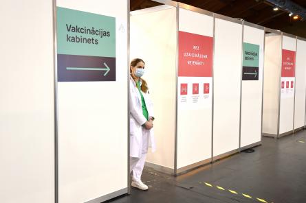 О «побочках» вакцин сообщают 4 и 1000 вакцинированных в Латвии