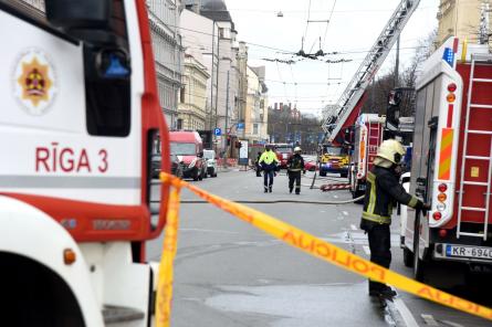 Фотогалерея: центр Риги перекрыт из-за пожара, в котором погибли люди
