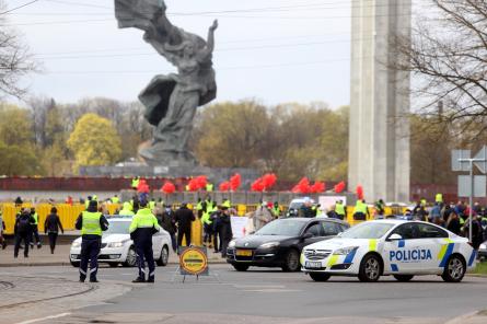День Победы за забором: жителей Риги не остановили запреты властей