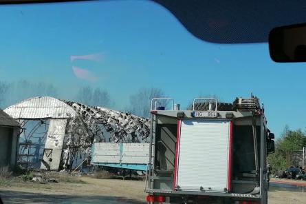 Серьезный пожар в Гробине: горит ангар, гаражи и жилой дом