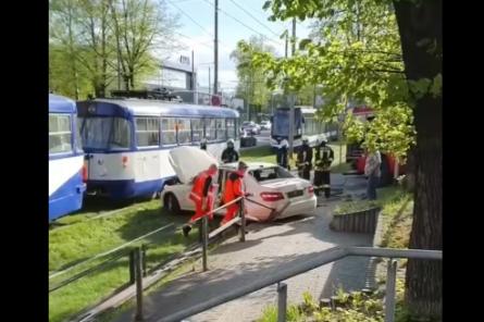 ЧП в Риге: столкнулся автомобиль и трамвай – на месте спасатели и врачи (+ВИДЕО)