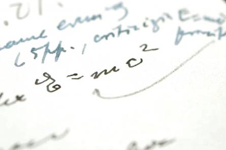 Письмо Альберта Эйнштейна с формулой E=mc² продали на аукционе за 1,2млн $