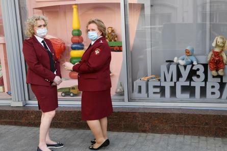 Москвичи борются с коронавирусом спустя маски