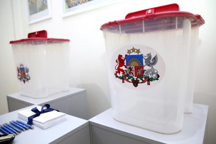 Граждане Латвии проигнорировали выборы: до урн не дошли две трети избирателей