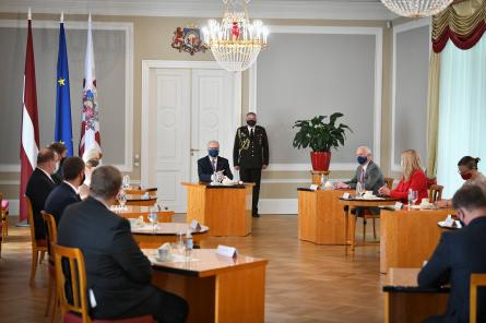 Вернуться к конституции: Эгилс Левитс уговаривает депутатов парламента