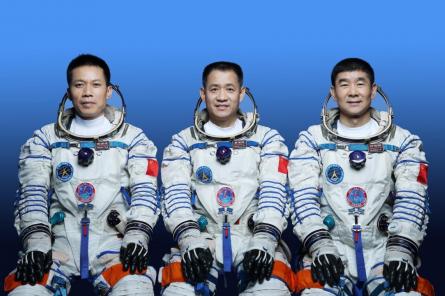 Китай отправил первых космонавтов на свою орбитальную станцию