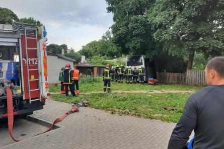 ЧП на Виенибас гатве: автобус «впечатался» во двор частного дома
