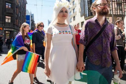 «Кто посмел?» Против пропаганды ЛГБТ: мост в Огре окрасили в цвета флага Венгрии
