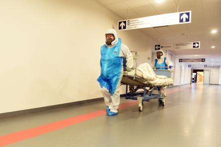 Количество тяжелых пациентов с Covid-19 в больницах Латвии — минимальное