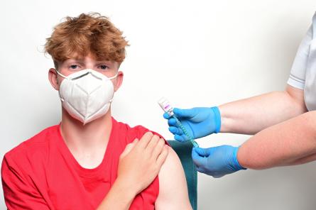Плечом к плечу за вакциной: в очередь со взрослыми Латвии поставят подростков