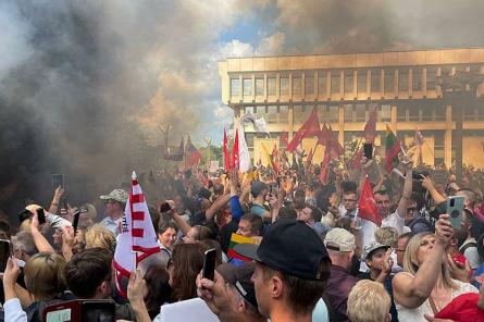 Антиковидные протесты в Вильнюсе переросли в беспорядки: полиция применила газ