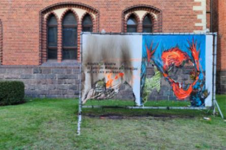 Неизвестные сожгли плакат в поддержку «сатанинского» художника Бректе (ФОТО)