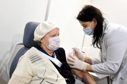 «Ещё!» В Латвии стартует «бустерная» вакцинация от Covid-19 людей старше 65 лет