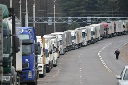 Коллапс на границе: въезда в Латвию ожидают 320 большегрузов. Что происходит?