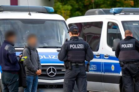 Полиция Германии на границе с Польшей задержала 50 неонацистов с мачете