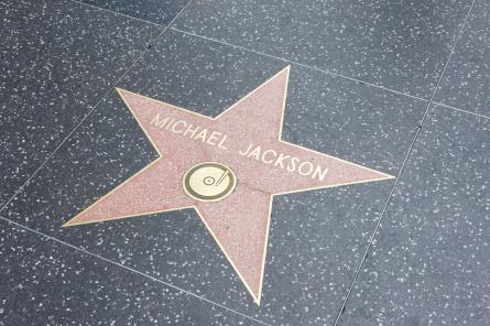 Майкл Джексон перестал быть самой зарабатывающей мертвой знаменитостью