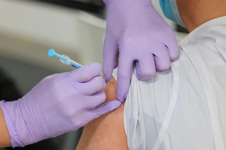 Доктор Мясников заявил о важности третьей дозы вакцины