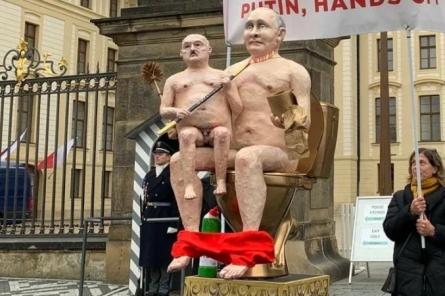 Путин и Лукашенко на унитазе: в Праге выставили статую «голых убийц»
