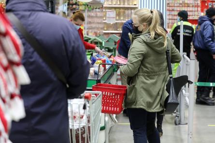 Большинство жителей Латвии больше волнует рост цен, чем пандемия