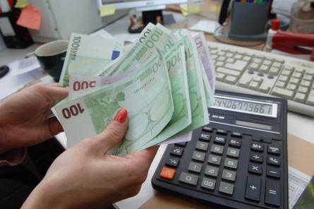 Во время пандемии в Латвии сильно увеличилось число получателей больших зарплат