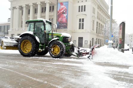 Из-за снега затруднено движение по дорогам на большей части страны