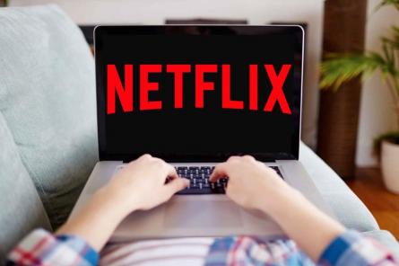 Netflix в России обяжут показывать Первый канал и телеканал "Спас"