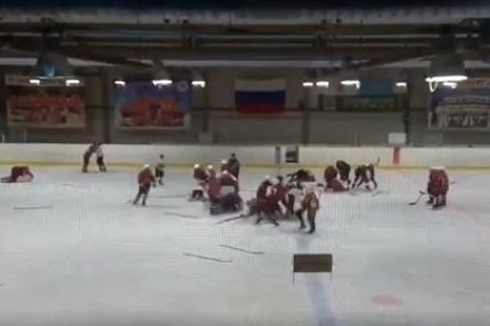 Хоккеисты в Новокузнецке устроили массовую драку на льду
