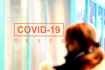 Число случаев Covid-19 в Латвии за неделю новогодних праздников увеличилось