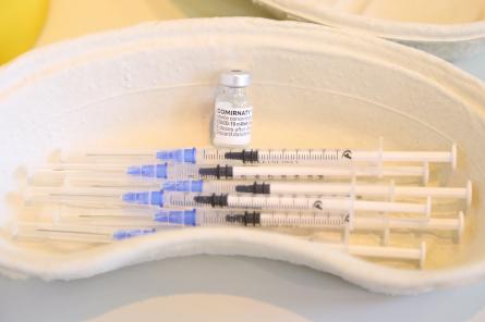 ЦПКЗ: в декабре получившие бустерную вакцину попадали в больницы в 7,5 раза реже