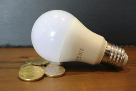 «Иду вырубать лампочки»: люди ужаснулись новым счетам за электричество в Латвии