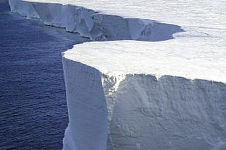 Гигантский айсберг «выбросил» в океан 152 миллиарда тонн пресной воды