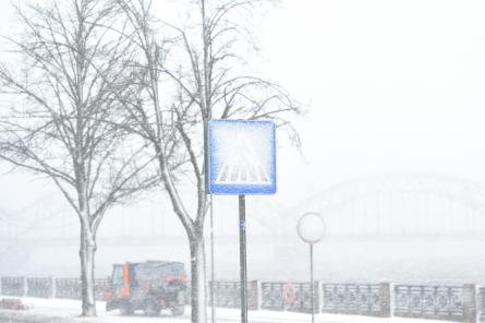 Циклон становится слабее, но снег и метель пока не оставят Латвию