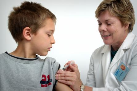 Латвия выпустила новые рекомендации по вакцинации детей