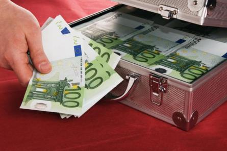 Пенсионер из Цесиса «подарил» мошенникам 100 000 евро