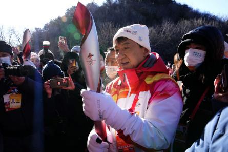 Джеки Чан принял участие в эстафете олимпийского огня перед стартом Олимпиады