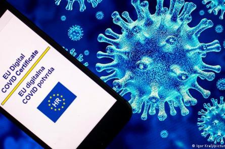 Еврокомиссия предлагает продлить использование цифрового ковид-сертификата ЕС