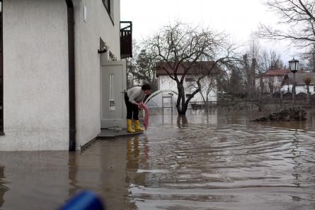 Наводнение в Огре: страховщики не хотят платить компенсации за затопленные дома