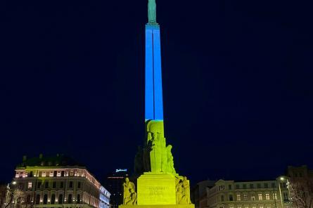 ФОТО: памятник Свободы и другие объекты в Риге подсвечены в цвета флага Украины