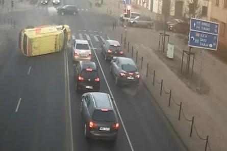 Бригада медиков попала аварию в центре Елгавы при столкновении с BMW
