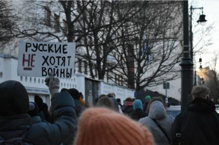 В России продолжаются антивоенные манифестации вопреки запретам (ВИДЕО)