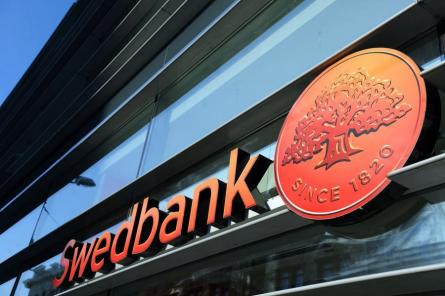 Некоторые клиенты «Swedbank» не могут получить свои деньги из-за войны