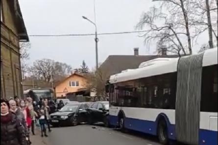 ЧП: в Риге при въезде на мост автобус столкнулся с двумя авто