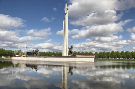 Запрет на праздники у памятников СССР: закон могут пересмотреть