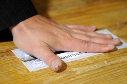 Более половины жителей Латвии не собираются идти на выборы: опрос