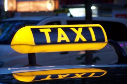 Проблемы туристов: в Тбилиси таксист вымогал деньги у профессоров из Латвии