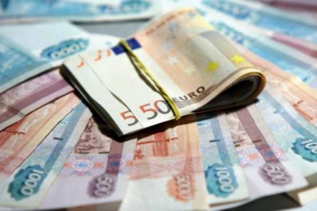 Сколько стран в Европе заплатили за газ из России в рублях - Bloomberg
