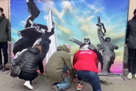 В России прошли акции в защиту памятника Освободителям Риги