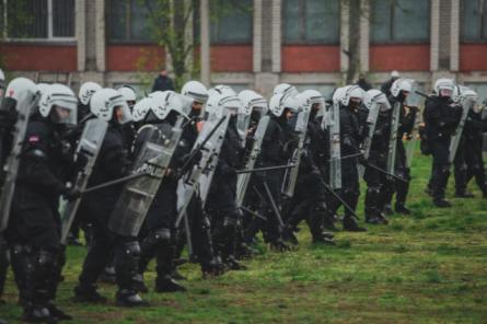 Полиция провела учения по подавлению массовых беспорядков