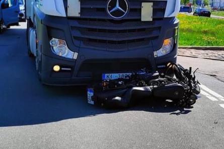 ЧП: в Риге мотоцикл попал под грузовик. Автобус на набережной без колеса (ВИДЕО)